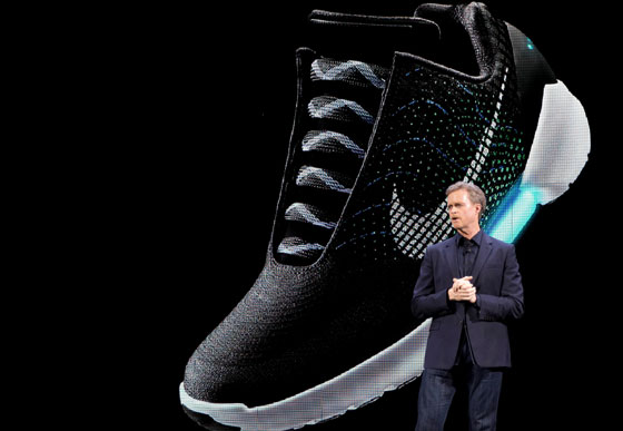 الخيال اصبح واقعا.. حذاء يشد رباطه بنفسه من Nike. شاهد الفيديو صورة رقم 1