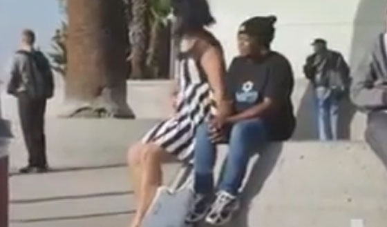 فيديو طريف.. شاب متنكر ينفذ مقلبا محرجا في لصوص صورة رقم 1