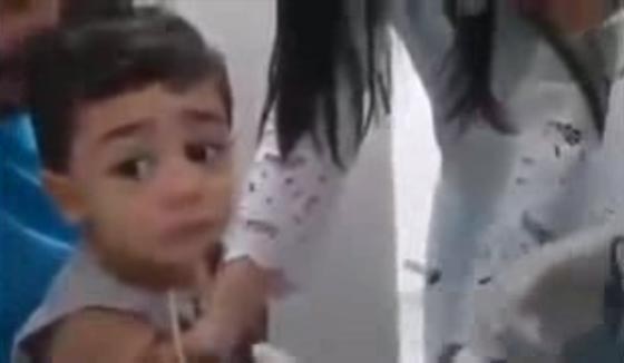 فيديو طريف.. رد فعل والد على بكاء طفله الصغير بسبب حقنة صورة رقم 1