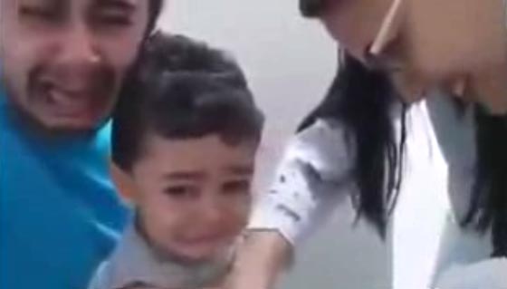 فيديو طريف.. رد فعل والد على بكاء طفله الصغير بسبب حقنة صورة رقم 3