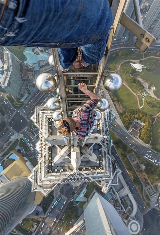 عشاق المرتفعات يتسللون الى قمة برج شنجهاي لالتقاط سيلفي صورة رقم 2