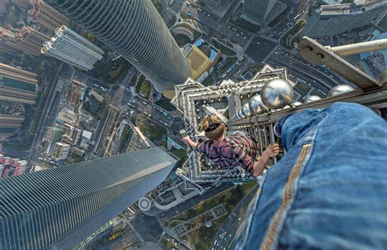 عشاق المرتفعات يتسللون الى قمة برج شنجهاي لالتقاط سيلفي صورة رقم 5