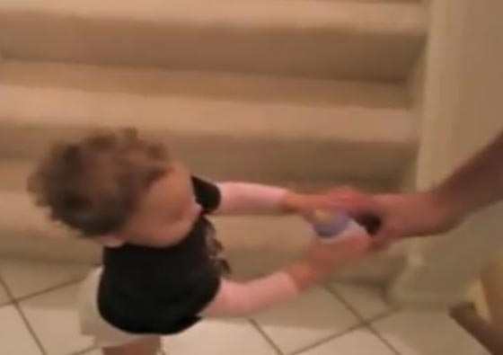 فيديو طريف.. رضيع يطور اسلوبا مبتكرا للوصول الى طعامه صورة رقم 2