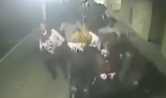 شاب يطلب حبيبته للزواج على طريقة افلام الرعب.. شاهد صورة رقم 1