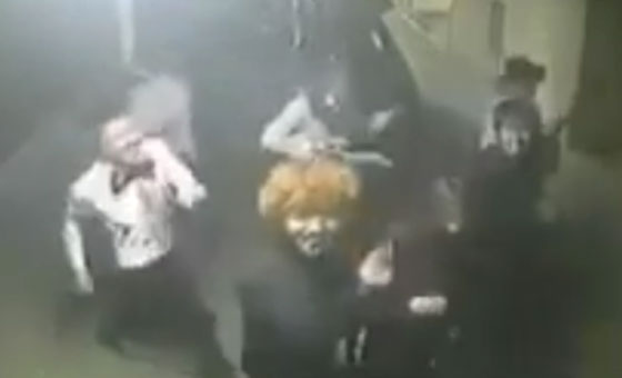 شاب يطلب حبيبته للزواج على طريقة افلام الرعب.. شاهد صورة رقم 2