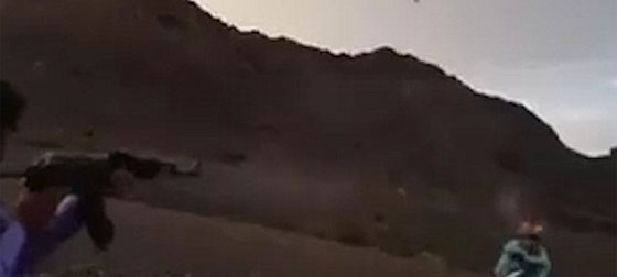 فنون ام جنون! فيديو يحبس الانفاس لرجل يطفئ سيجارة صديقه بطلق ناري صورة رقم 1