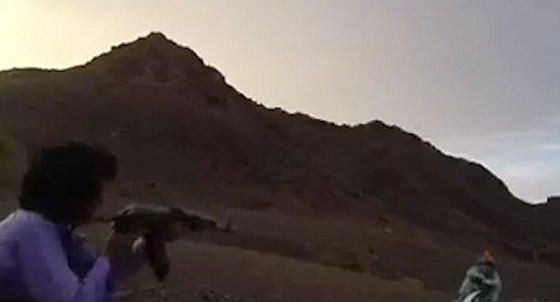 فنون ام جنون! فيديو يحبس الانفاس لرجل يطفئ سيجارة صديقه بطلق ناري صورة رقم 2