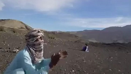 فنون ام جنون! فيديو يحبس الانفاس لرجل يطفئ سيجارة صديقه بطلق ناري صورة رقم 3