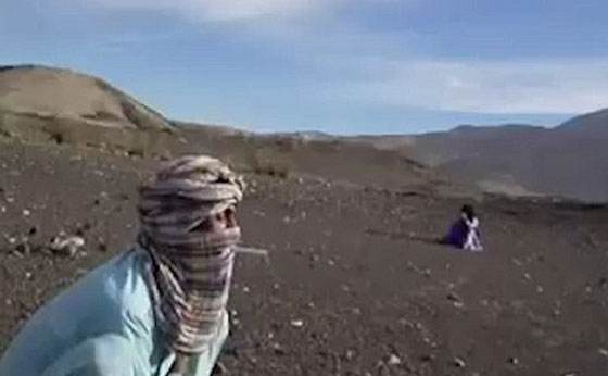 فنون ام جنون! فيديو يحبس الانفاس لرجل يطفئ سيجارة صديقه بطلق ناري صورة رقم 4