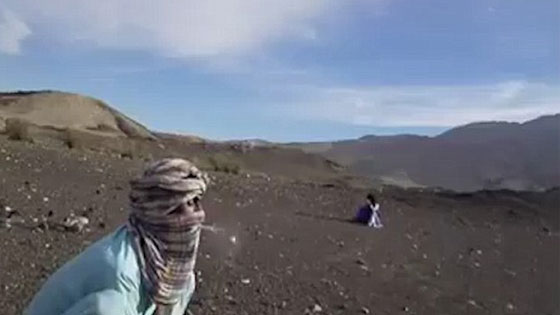 فنون ام جنون! فيديو يحبس الانفاس لرجل يطفئ سيجارة صديقه بطلق ناري صورة رقم 5