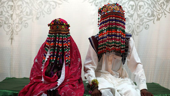 مهر العروس حول العالم: مصارعة اسد، 25 فارا، حوت وكيّ العريس بالنار صورة رقم 10