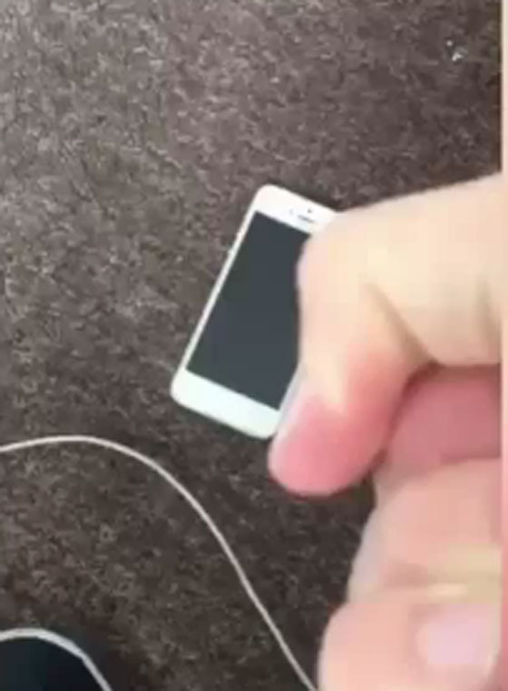 فيديو لشاب يحطم جهاز آيفون بمطرقة.. فما الذي ارعبه؟ صورة رقم 2