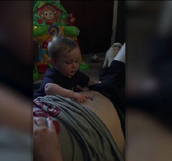 طفل يُصرُّ على اكتشاف مجاهل سرة والده غصبا عنه!! صورة رقم 3