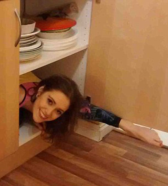 صور غريبة: كلوديا تطوي جسمها في حقيبة صغيرة! صورة رقم 15