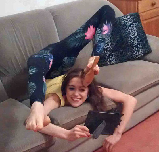 صور غريبة: كلوديا تطوي جسمها في حقيبة صغيرة! صورة رقم 14