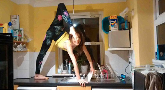 صور غريبة: كلوديا تطوي جسمها في حقيبة صغيرة! صورة رقم 12