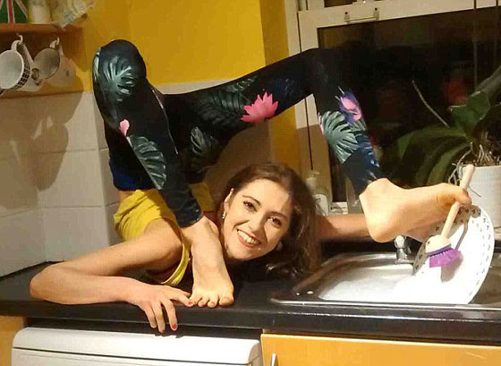 صور غريبة: كلوديا تطوي جسمها في حقيبة صغيرة! صورة رقم 10