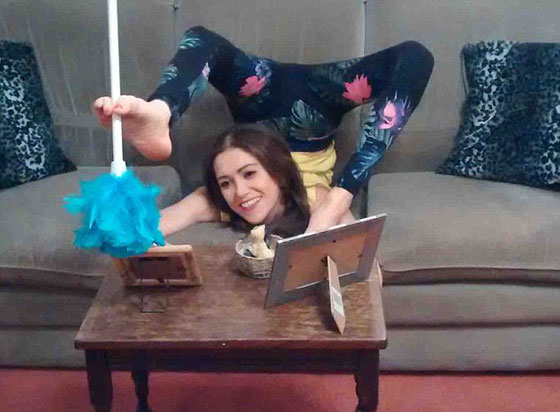 صور غريبة: كلوديا تطوي جسمها في حقيبة صغيرة! صورة رقم 8