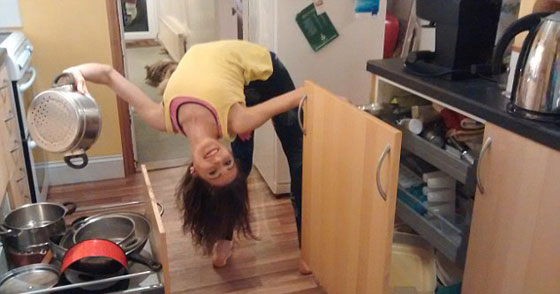صور غريبة: كلوديا تطوي جسمها في حقيبة صغيرة! صورة رقم 7