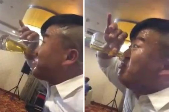 رجل عطشان يشرب نصف لتر من البيرة من انفه! صورة رقم 1