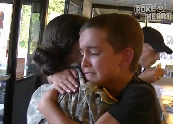 شاهد اروع اللحظات.. طفلة تعانق كلبها الضخم وحصان في حالة حب صورة رقم 2 شاهد اروع اللحظات.. طفلة تعانق كلبها الضخم وحصان في حالة حب صورة رقم 2