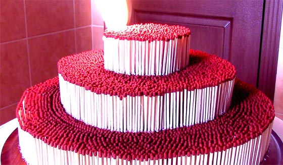 شاب يحتفل بميلاده بكعكة من الكبريت.. كم هي مشهية! شاهد  صورة رقم 1