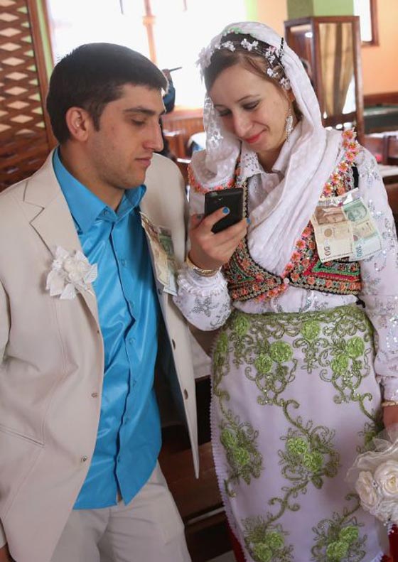 اغرب صور طقوس زواج مسلمي بلغاريا: وضع غرفة النوم امام البيت!   صورة رقم 11