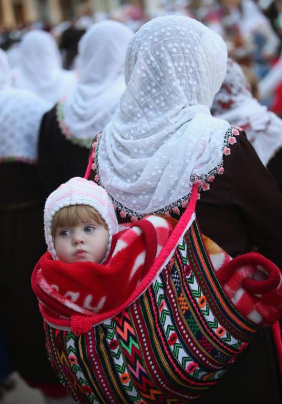اغرب صور طقوس زواج مسلمي بلغاريا: وضع غرفة النوم امام البيت!   صورة رقم 17