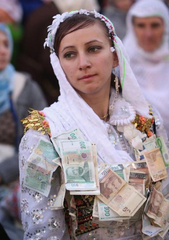 اغرب صور طقوس زواج مسلمي بلغاريا: وضع غرفة النوم امام البيت!   صورة رقم 12