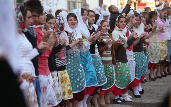 اغرب صور طقوس زواج مسلمي بلغاريا: وضع غرفة النوم امام البيت!   صورة رقم 10