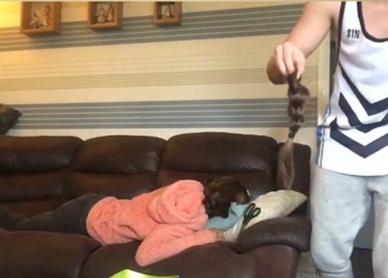 شاهد اي مقلب نفذته هذه الفتاة بصديقها لانه قص شعرها.. فيديو صورة رقم 5 شاهد اي مقلب نفذته هذه الفتاة بصديقها لانه قص شعرها.. فيديو صورة رقم 5