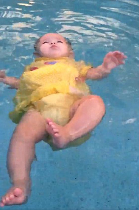 ما رايك في هذه الطريقة المثيرة للجدل في تعليم السباحة؟ صورة رقم 2