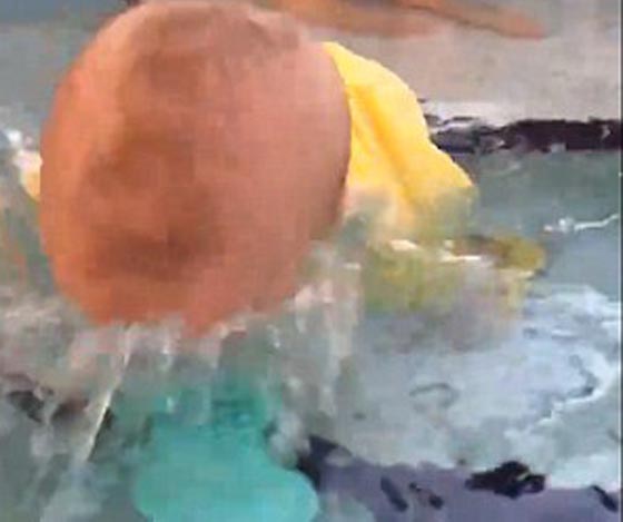 ما رايك في هذه الطريقة المثيرة للجدل في تعليم السباحة؟ صورة رقم 1