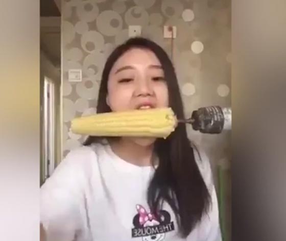 فيديو مروع.. فتاة تبتكر طريقة عجيبة لاكل الذرة كادت تقضي عليها صورة رقم 1