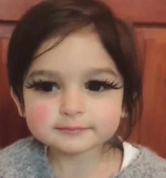 فيديو طريف.. طفلتان تبدعان في وضع المكياج بشكل مذهل صورة رقم 6 فيديو طريف.. طفلتان تبدعان في وضع المكياج بشكل مذهل صورة رقم 6