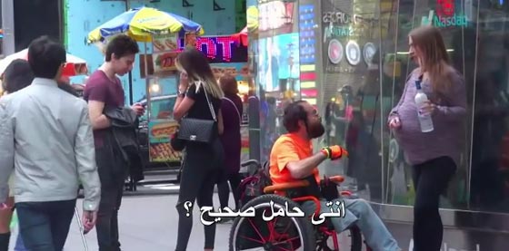 شاهد بالفيديو رد فعل المارة على قيام امرأة حامل بشرب الكحول! صورة رقم 1