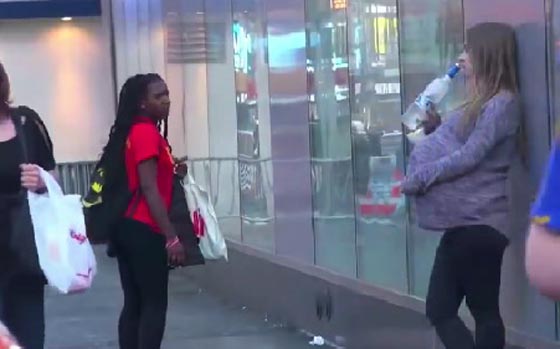 شاهد بالفيديو رد فعل المارة على قيام امرأة حامل بشرب الكحول! صورة رقم 2