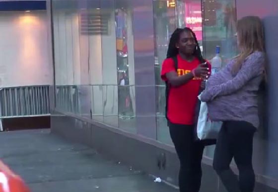 شاهد بالفيديو رد فعل المارة على قيام امرأة حامل بشرب الكحول! صورة رقم 3