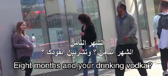 شاهد بالفيديو رد فعل المارة على قيام امرأة حامل بشرب الكحول! صورة رقم 5