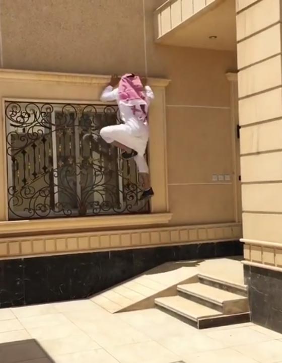 العثور على سبايدرمان الخليج بالدشداشة.. شاهد الفيديو صورة رقم 1 العثور على سبايدرمان الخليج بالدشداشة.. شاهد الفيديو صورة رقم 1