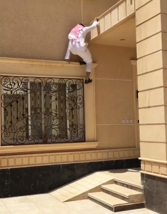 العثور على سبايدرمان الخليج بالدشداشة.. شاهد الفيديو صورة رقم 2 العثور على سبايدرمان الخليج بالدشداشة.. شاهد الفيديو صورة رقم 2