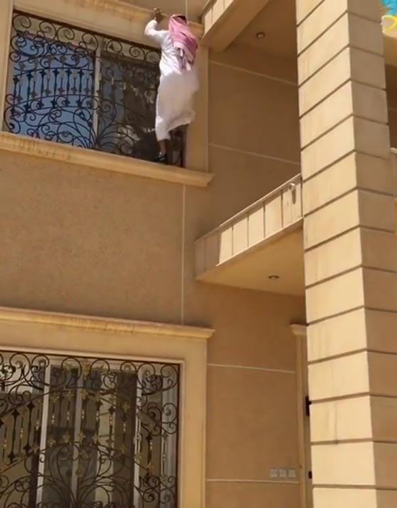 العثور على سبايدرمان الخليج بالدشداشة.. شاهد الفيديو صورة رقم 3 العثور على سبايدرمان الخليج بالدشداشة.. شاهد الفيديو صورة رقم 3