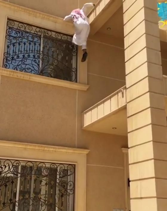 العثور على سبايدرمان الخليج بالدشداشة.. شاهد الفيديو صورة رقم 4 العثور على سبايدرمان الخليج بالدشداشة.. شاهد الفيديو صورة رقم 4