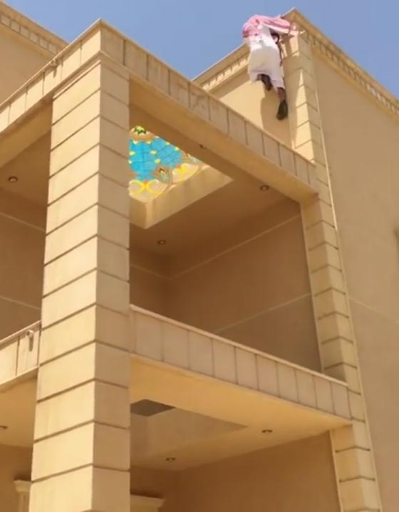 العثور على سبايدرمان الخليج بالدشداشة.. شاهد الفيديو صورة رقم 5 العثور على سبايدرمان الخليج بالدشداشة.. شاهد الفيديو صورة رقم 5