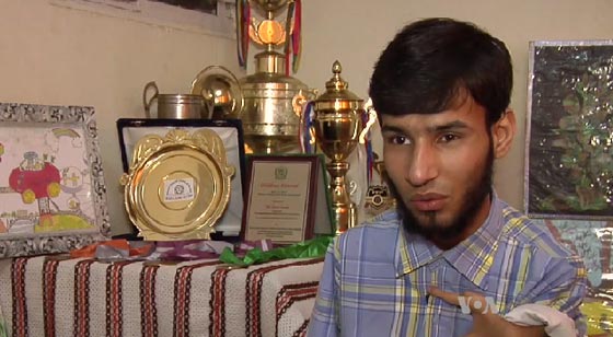 فيديو مثير.. شاب يحول قدميه الى يدين للتغلب على اعاقته صورة رقم 4 فيديو مثير.. شاب يحول قدميه الى يدين للتغلب على اعاقته صورة رقم 4