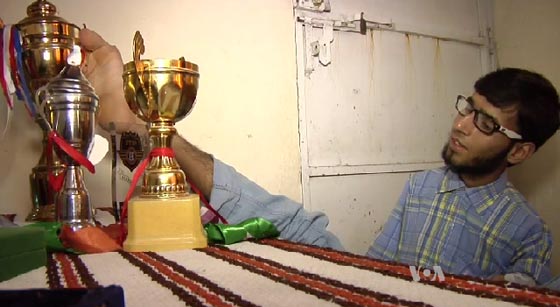 فيديو مثير.. شاب يحول قدميه الى يدين للتغلب على اعاقته صورة رقم 7 فيديو مثير.. شاب يحول قدميه الى يدين للتغلب على اعاقته صورة رقم 7