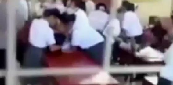ارواح شيطانية تهاجم طلابا داخل مدرستهم.. شاهد الفيديو الجنوني صورة رقم 5 ارواح شيطانية تهاجم طلابا داخل مدرستهم.. شاهد الفيديو الجنوني صورة رقم 5