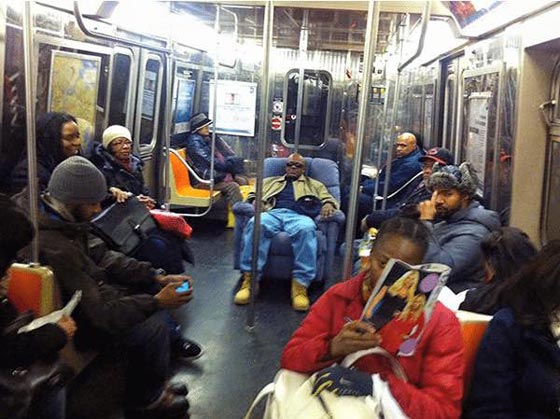 صور غريبة: تصرفات ركاب المواصلات العامة لم تكن تتوقعها! صورة رقم 4