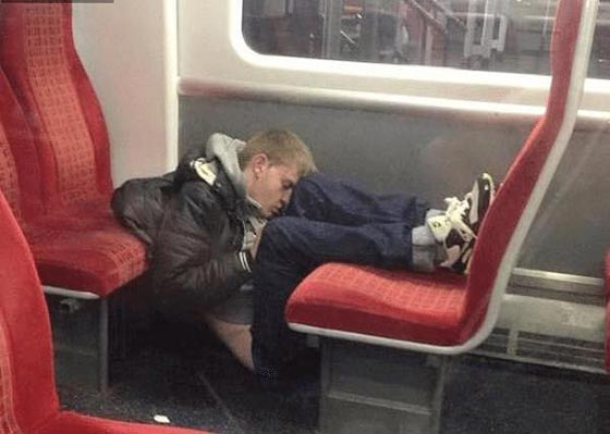 صور غريبة: تصرفات ركاب المواصلات العامة لم تكن تتوقعها! صورة رقم 5