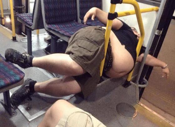 صور غريبة: تصرفات ركاب المواصلات العامة لم تكن تتوقعها! صورة رقم 6